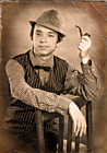 Портрет молодого человека в образе сыщика Пинкертона